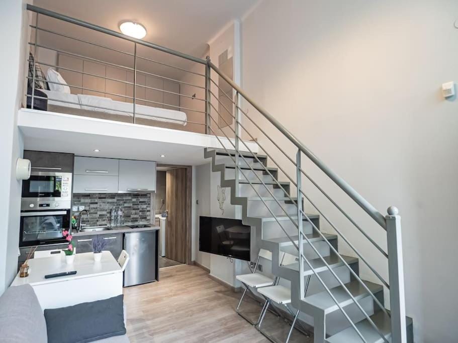 TV and multimedia, Kitchen or kitchenette, Photo of the whole room, Decorative detail, Seating area, Dining area, stove
