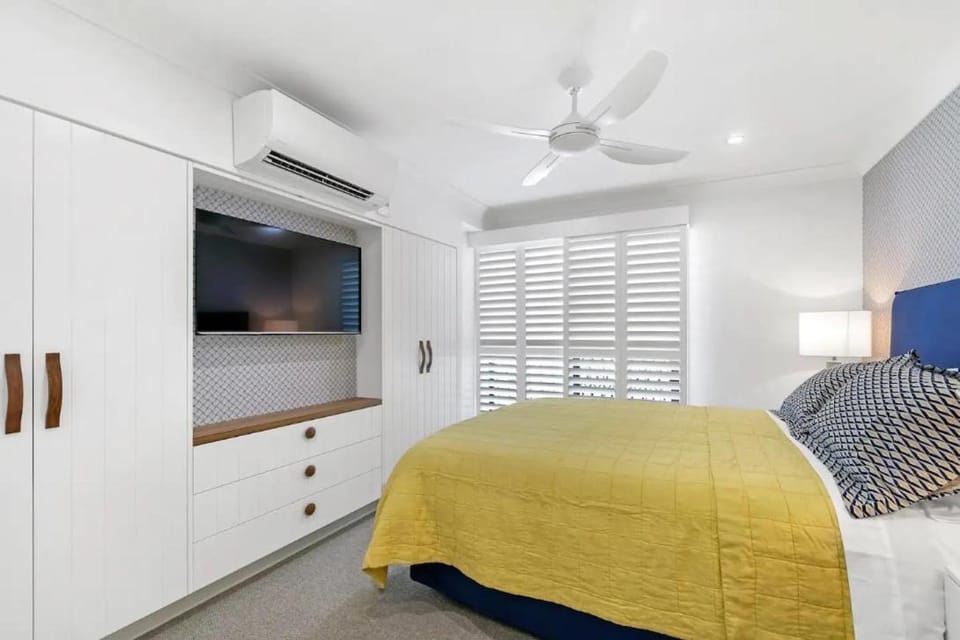 Bed, TV and multimedia, Bedroom, wardrobe, air conditioner