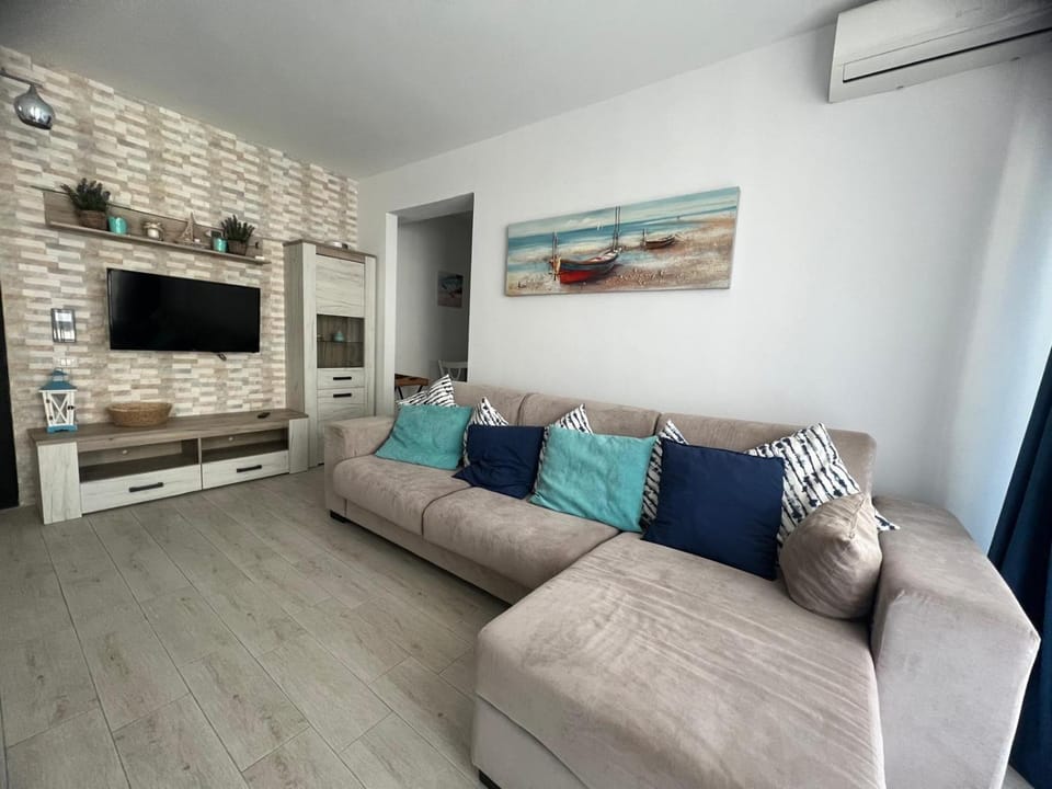 TV and multimedia, Living room, Seating area, air conditioner