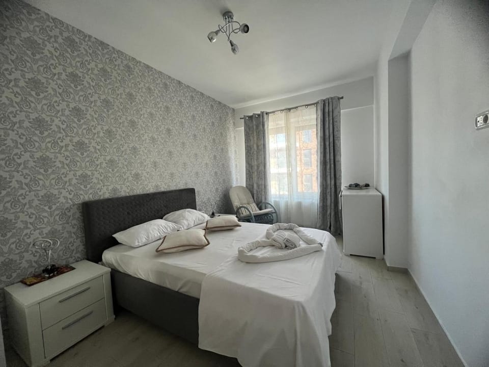 Bed, Photo of the whole room, Seating area, Bedroom, towels