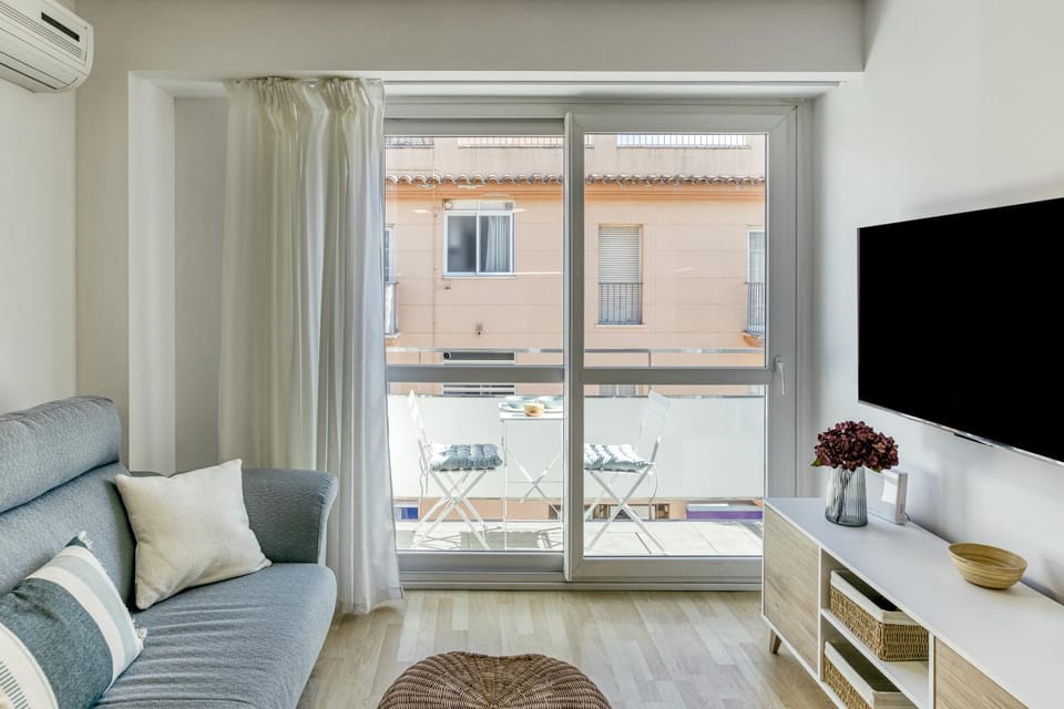 Communal lounge/ TV room, TV and multimedia, Living room, air conditioner