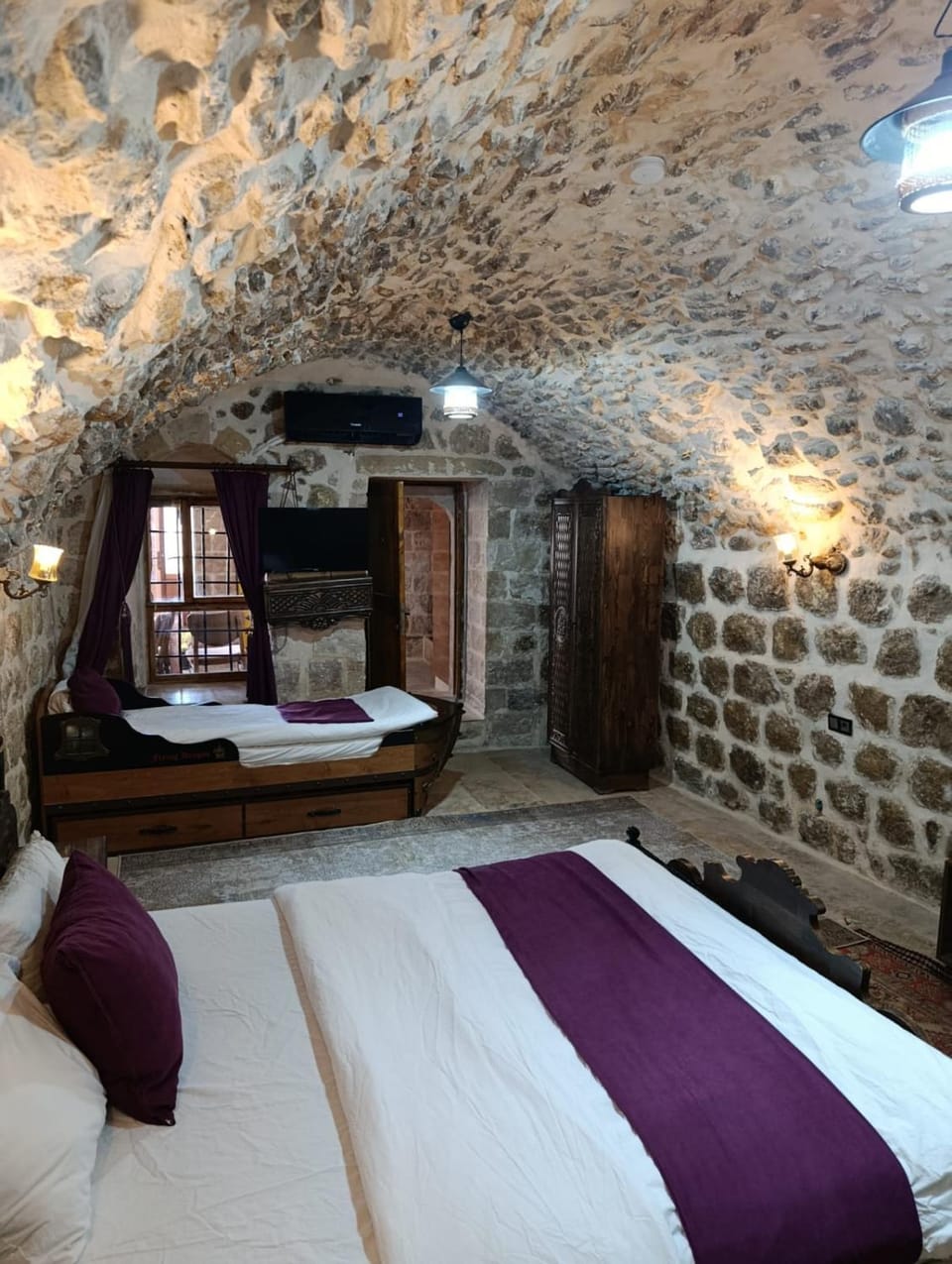 Bed, TV and multimedia, Photo of the whole room, Bedroom