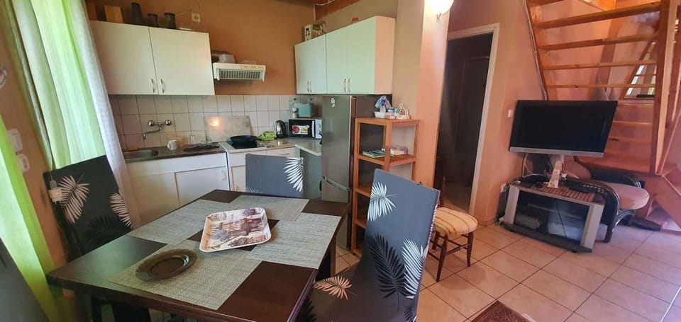TV and multimedia, Kitchen or kitchenette, Living room, Dining area, minibar, stove, toaster