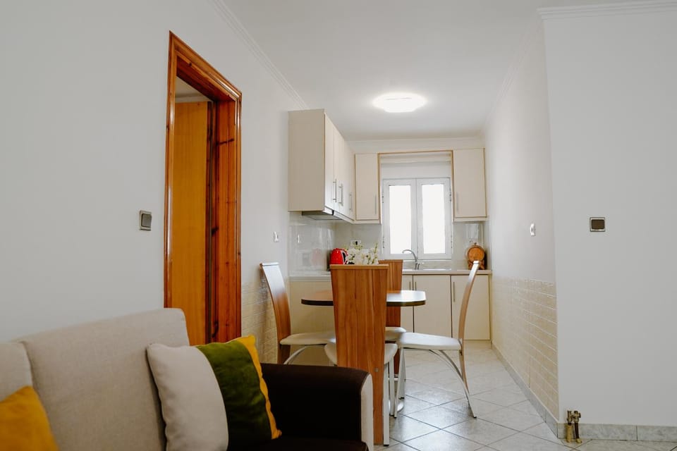 Kitchen or kitchenette, Living room, Seating area, Dining area