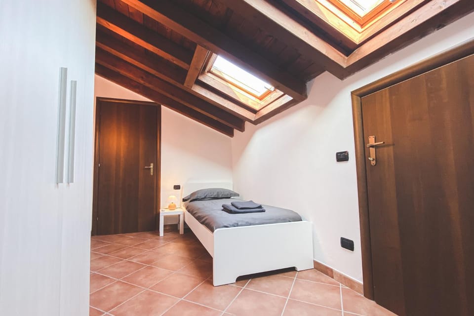 Photo of the whole room, Bedroom, towels