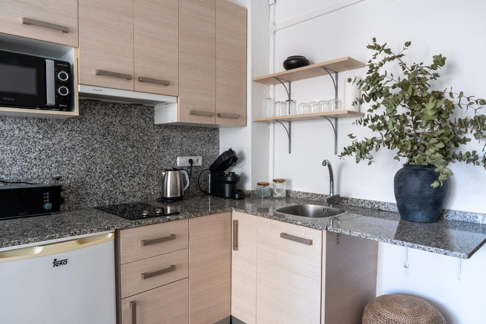 Coffee/tea facilities, Kitchen or kitchenette, stove, toaster