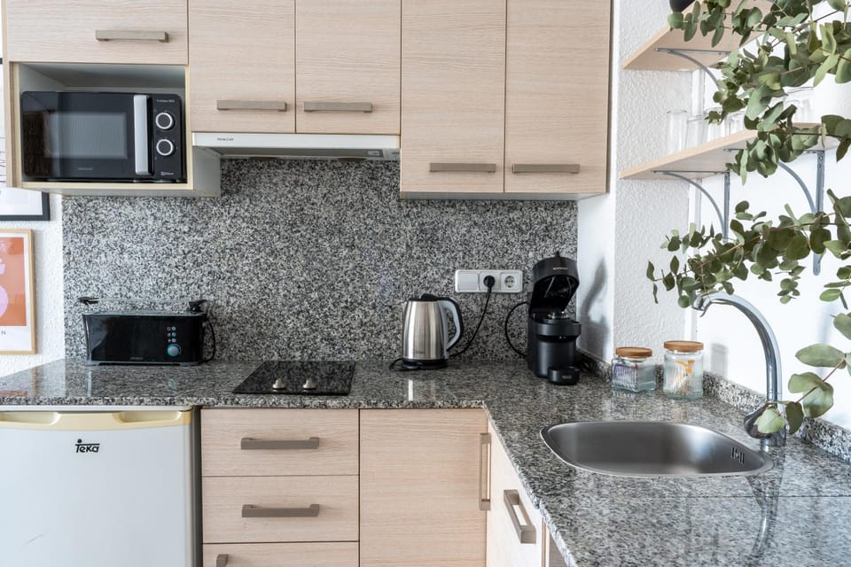 Coffee/tea facilities, Kitchen or kitchenette, stove, toaster