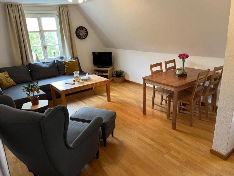 TV and multimedia, Living room, Seating area, Dining area