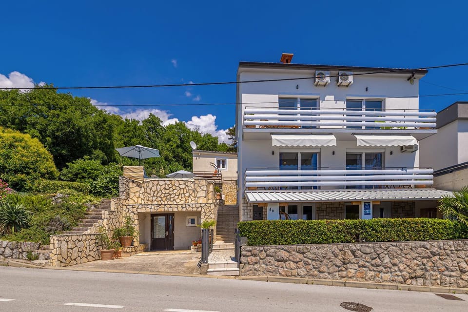 Property building, Day, Balcony/Terrace