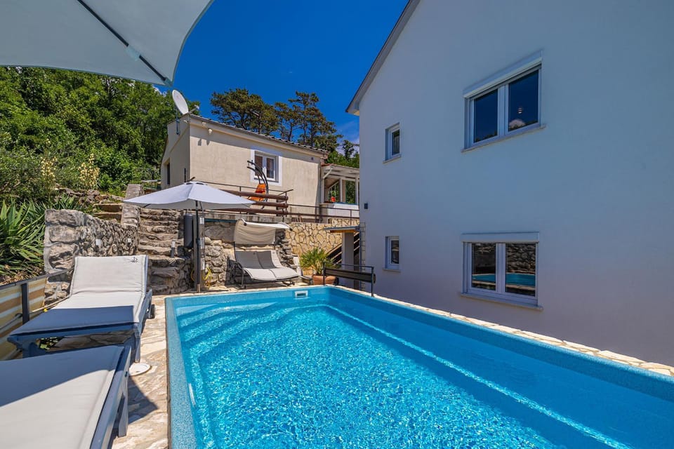 Property building, Day, Pool view, Swimming pool, Swimming pool, sunbed