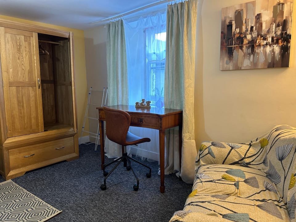 Seating area, Bedroom, wardrobe