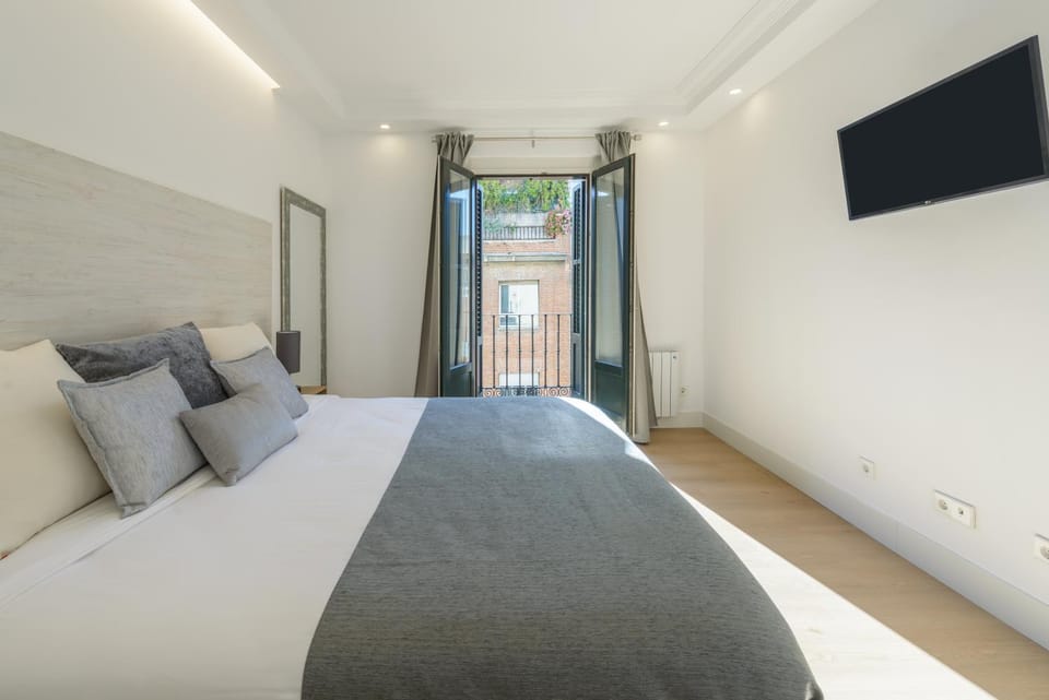 Bed, TV and multimedia, Photo of the whole room, Bedroom