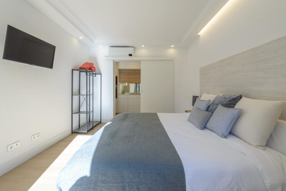 Bed, TV and multimedia, Photo of the whole room, Bedroom, air conditioner