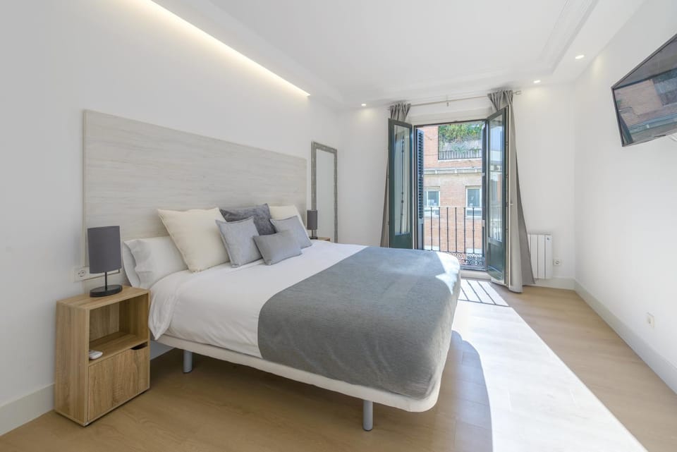 Bed, TV and multimedia, Photo of the whole room, Bedroom