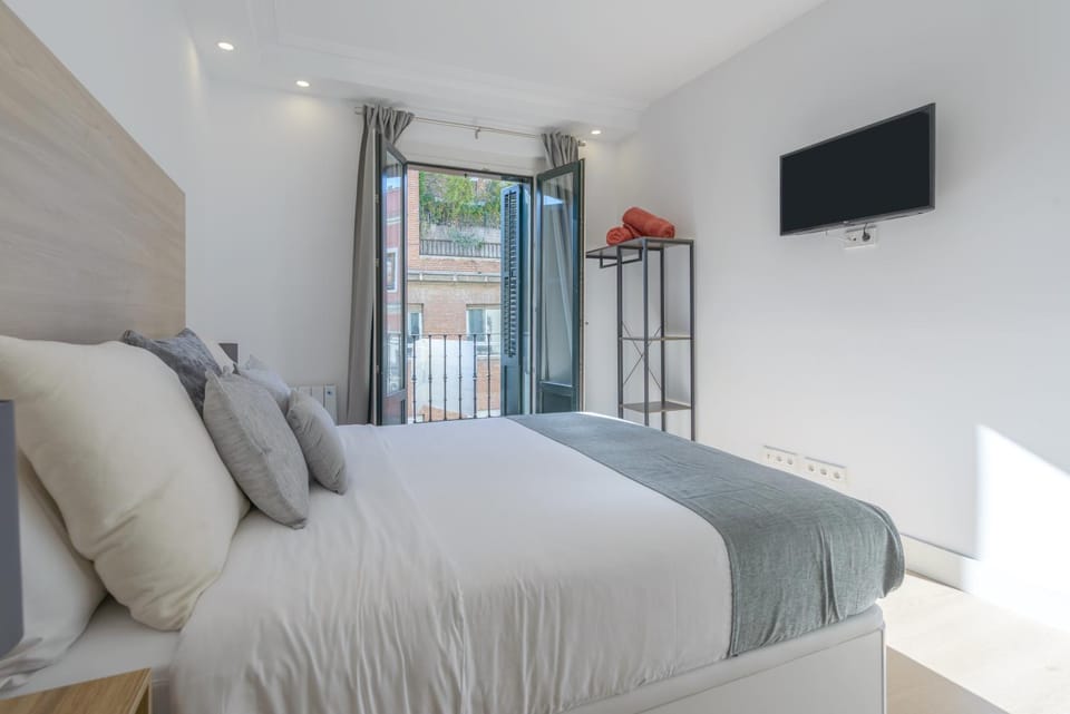 Bed, TV and multimedia, Photo of the whole room, Bedroom