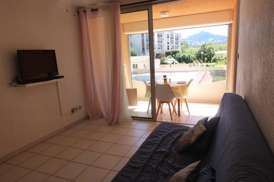 Appartement terrasse , vue sur piscine Montagne !! Incroyable ! Apartment in Argeles-sur-Mer