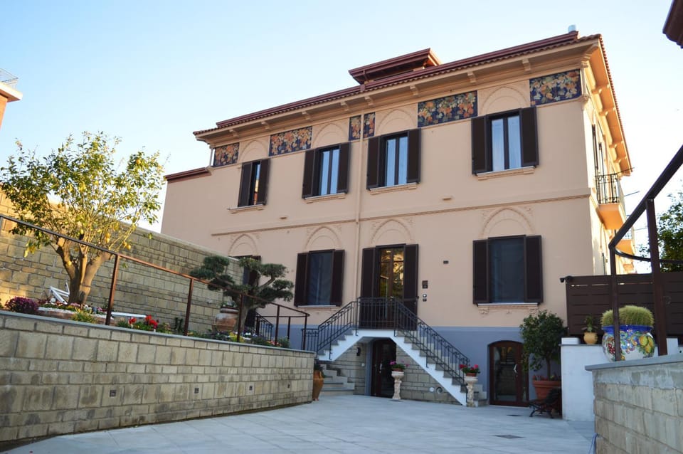 Property building, Day, Garden, View (from property/room), View (from property/room), City view, Garden view, Quiet street view, Inner courtyard view, Parking
