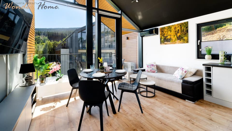 Day, Natural landscape, TV and multimedia, View (from property/room), Balcony/Terrace, Living room, Seating area, Dining area, Evening entertainment, Mountain view
