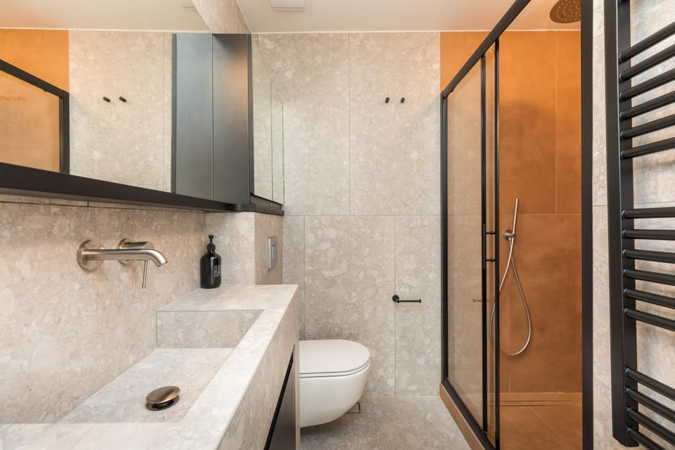 Shower, Toilet, Bathroom, towels
