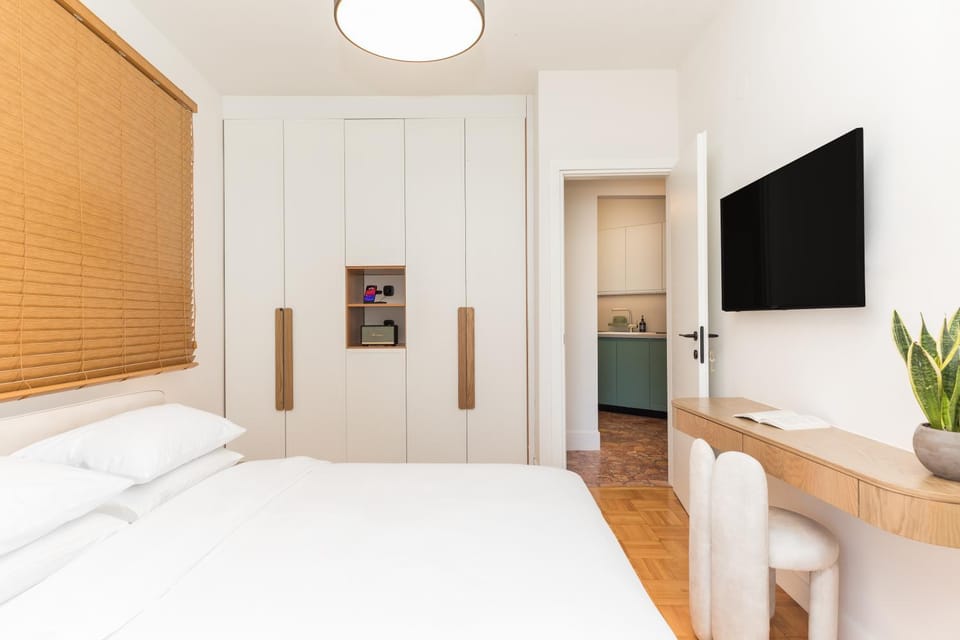 Bed, TV and multimedia, Kitchen or kitchenette, Photo of the whole room, Evening entertainment, Bedroom, hair dresser, wardrobe