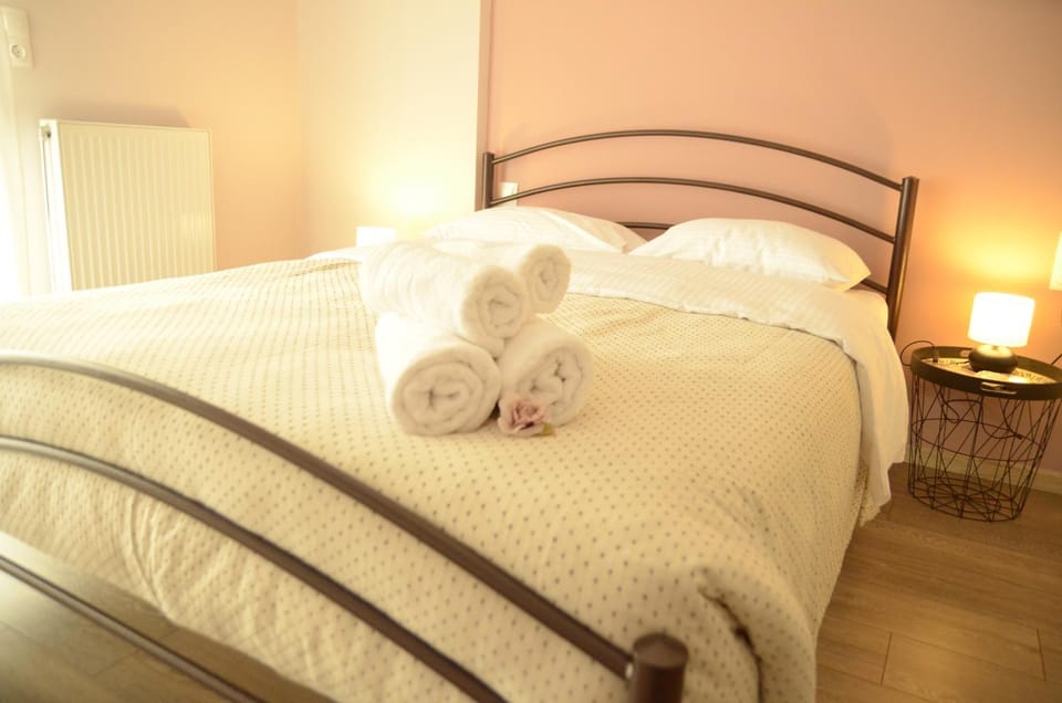 Bed, Bedroom, towels