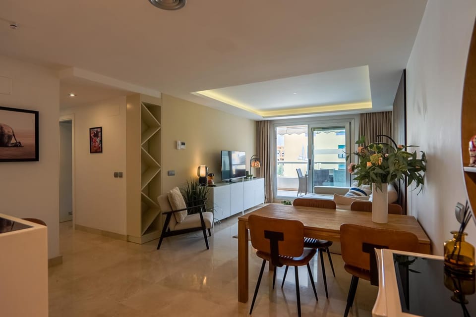 TV and multimedia, Living room, Seating area, Dining area