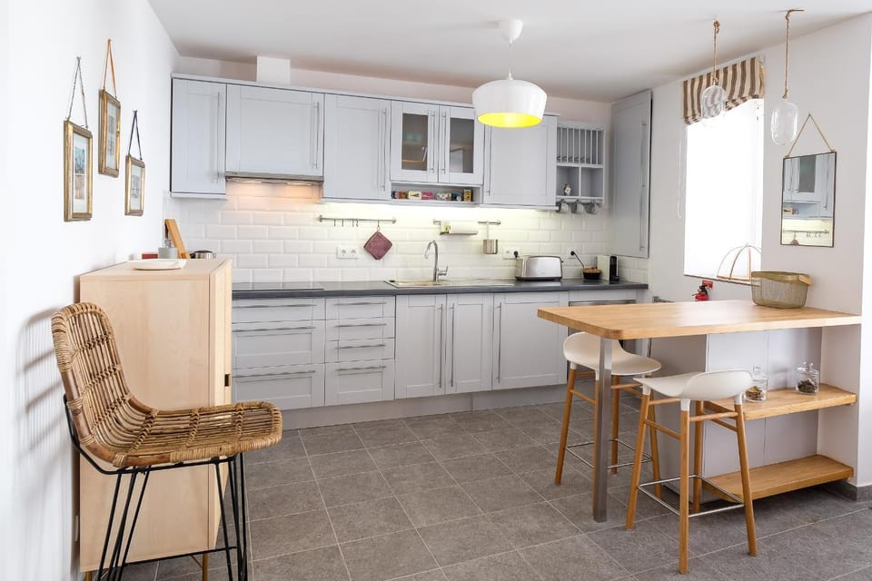 Kitchen or kitchenette, Dining area, stove, toaster