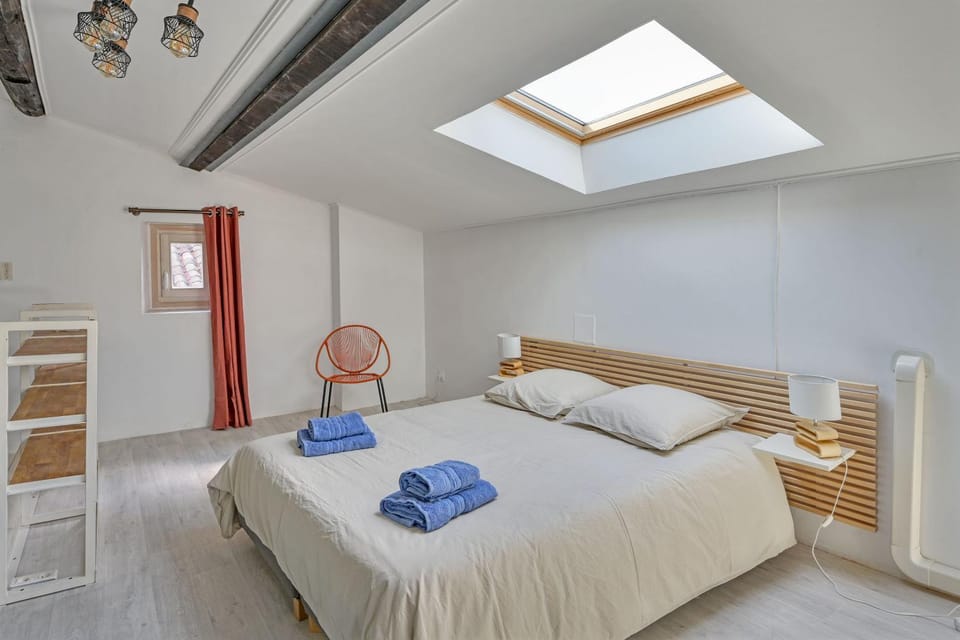 Photo of the whole room, Bedroom