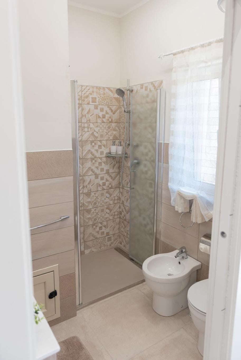 Shower, Toilet, Bathroom, bidet, towels