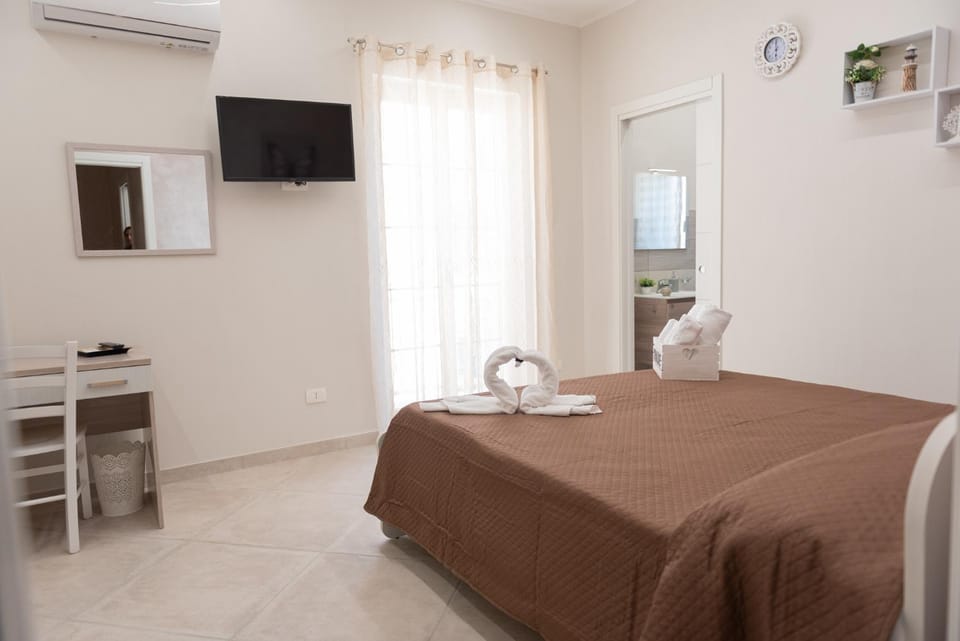 Bed, TV and multimedia, Photo of the whole room, Bedroom, hair dresser, towels, air conditioner