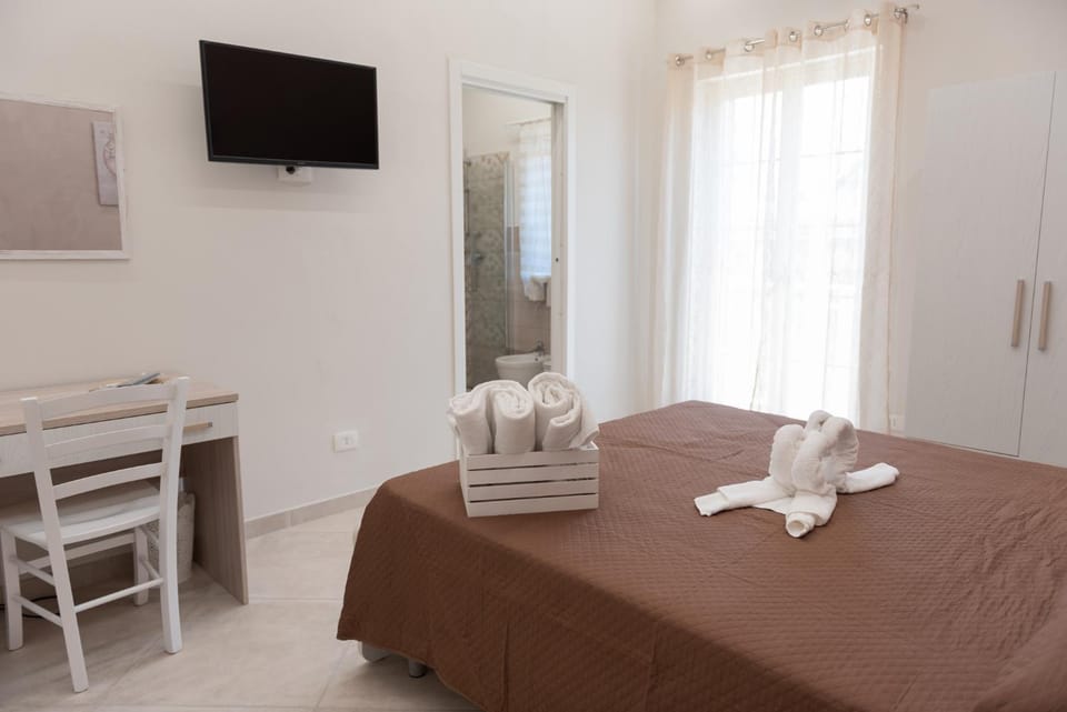 Bed, TV and multimedia, Photo of the whole room, Bedroom, towels