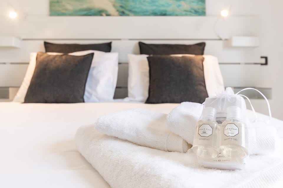 Bed, Bedroom, towels