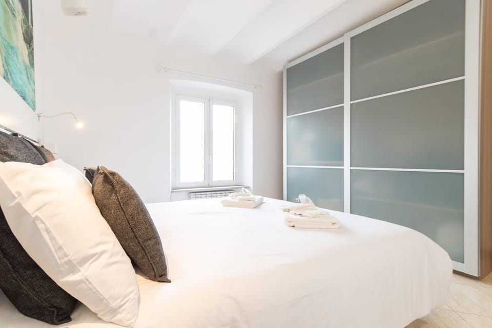 Bed, Bedroom, towels, wardrobe