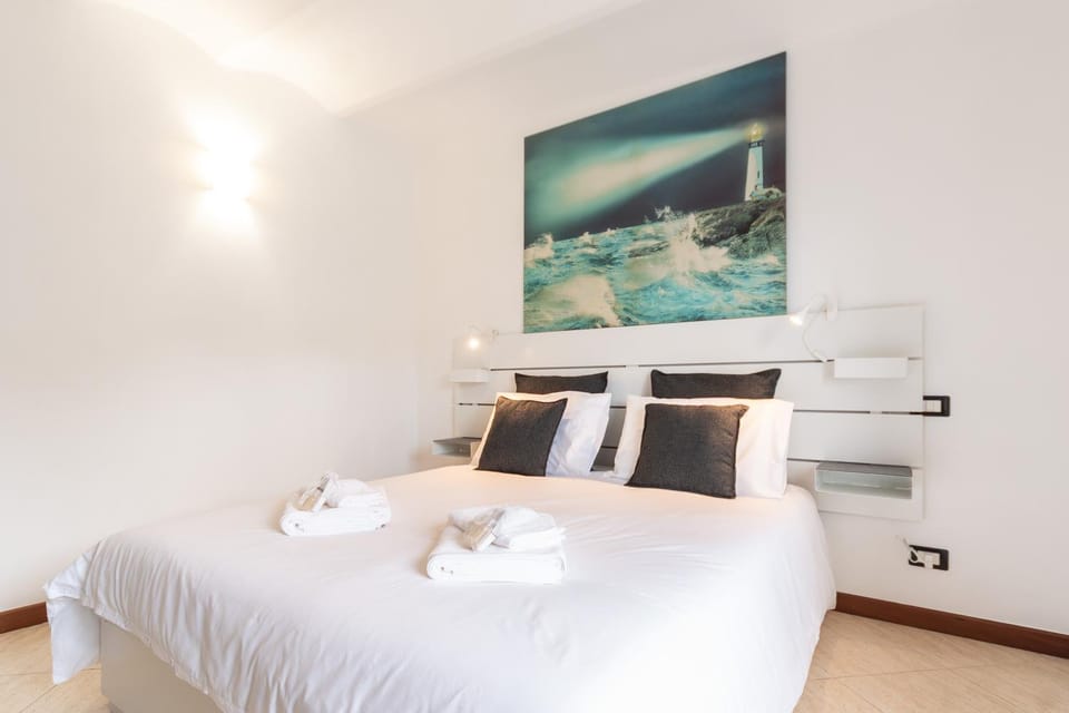 Bed, towels