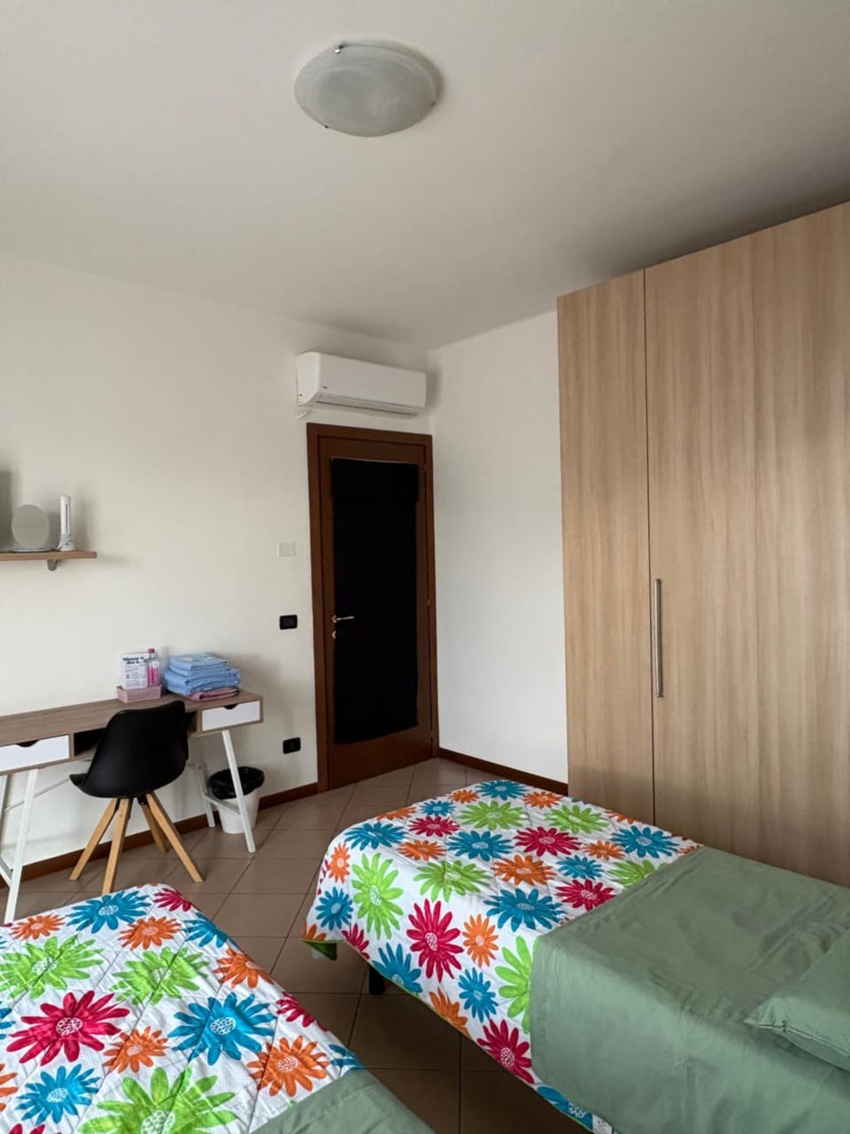 Bed, Photo of the whole room, Seating area, Bedroom, wardrobe, air conditioner