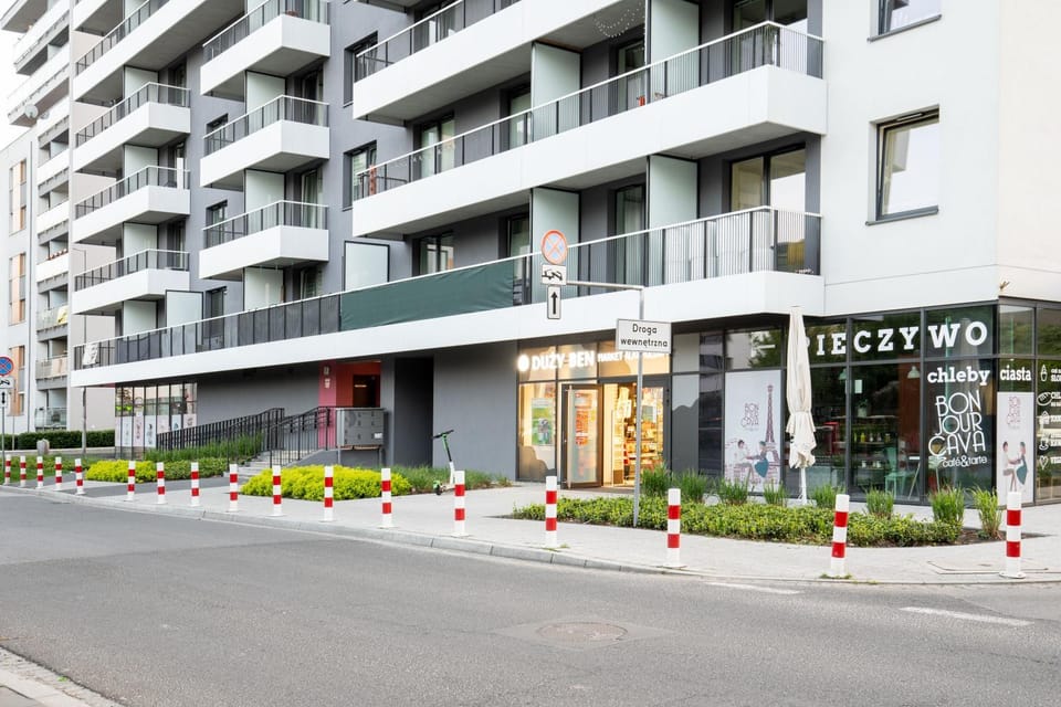Property building, Neighbourhood, Location