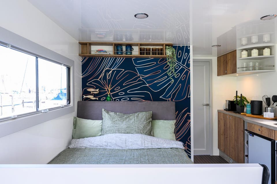 Tiny Olav houseboat close to the beach and restaurants by Weltevreden Experience Docked boat in Zeewolde