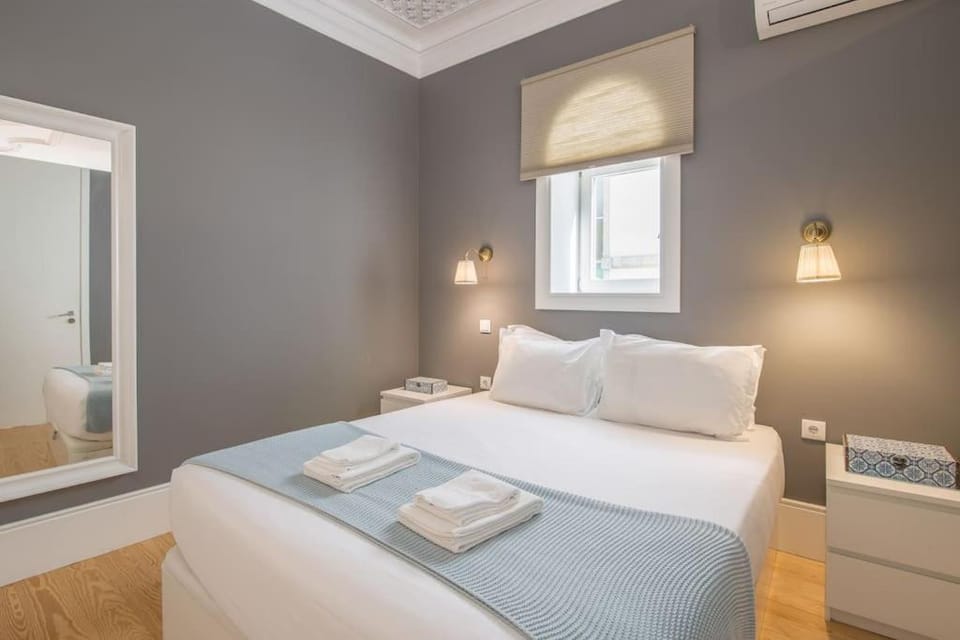 Bed, Bedroom, towels