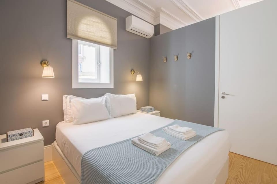 Bed, Photo of the whole room, Bedroom, towels, air conditioner