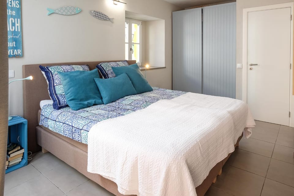 Bed, Bedroom, towels, wardrobe