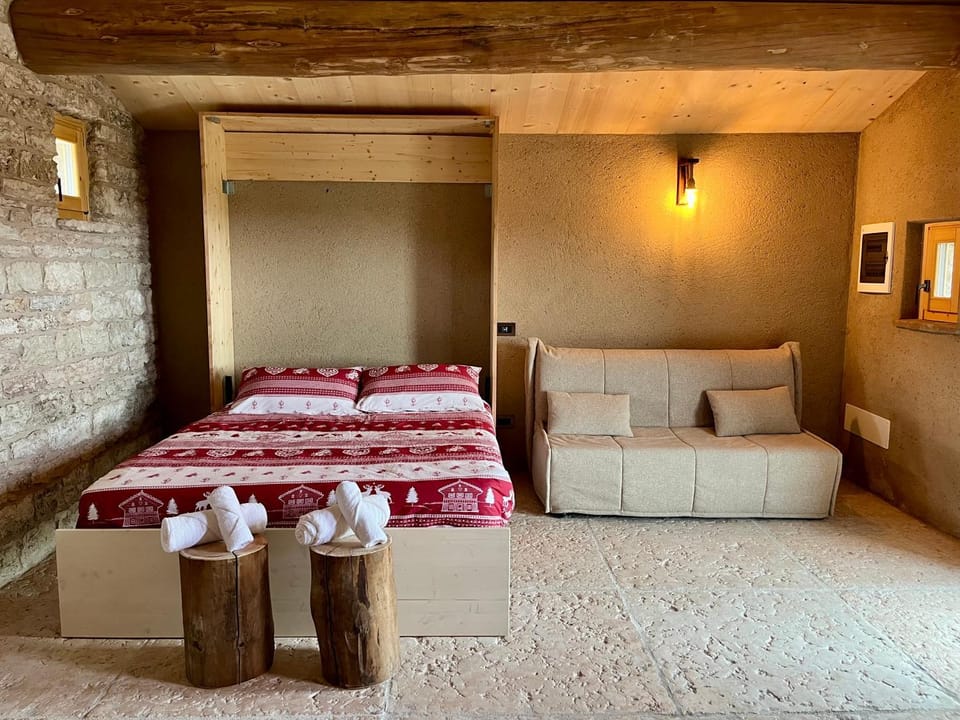Bed, Living room, Photo of the whole room, Bedroom, towels