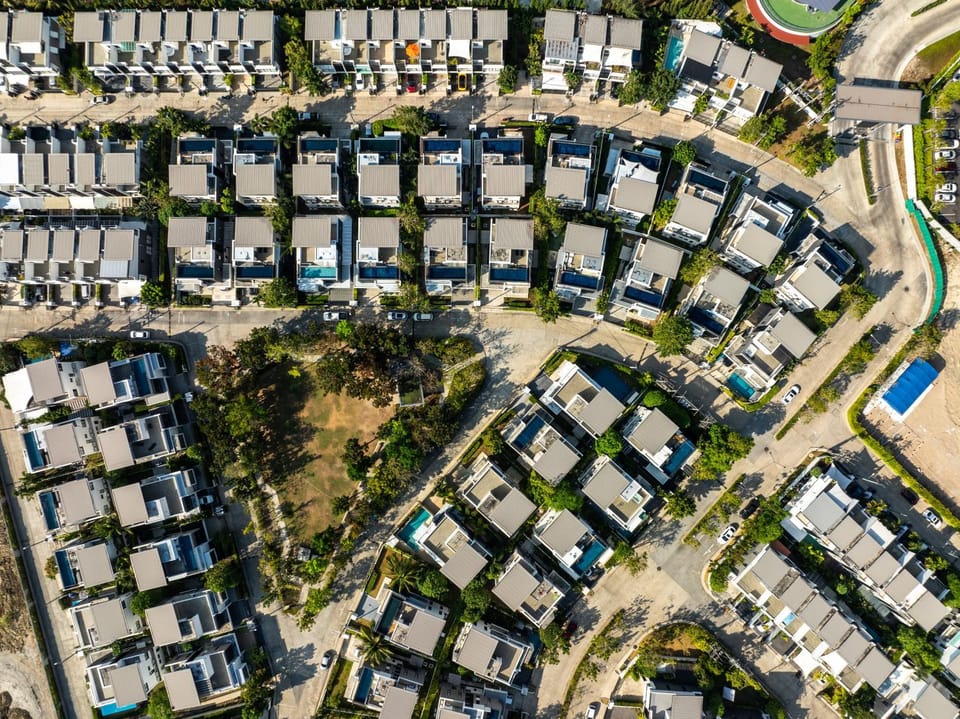 Bird's eye view, Location, Parking