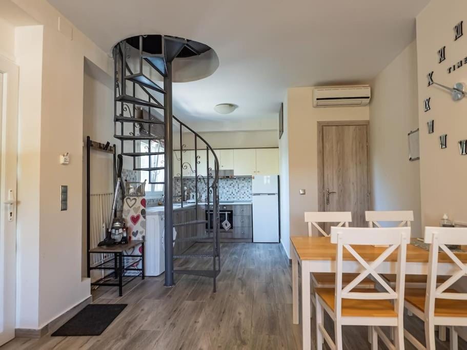 Kitchen or kitchenette, Living room, Seating area, Dining area, air conditioner