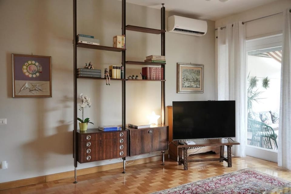 TV and multimedia, Living room, Seating area, Evening entertainment, air conditioner