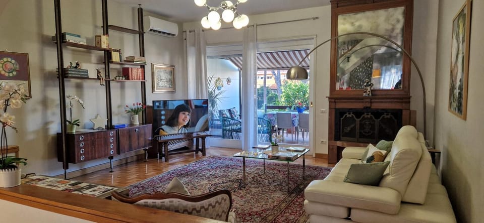 Library, TV and multimedia, Living room, Seating area
