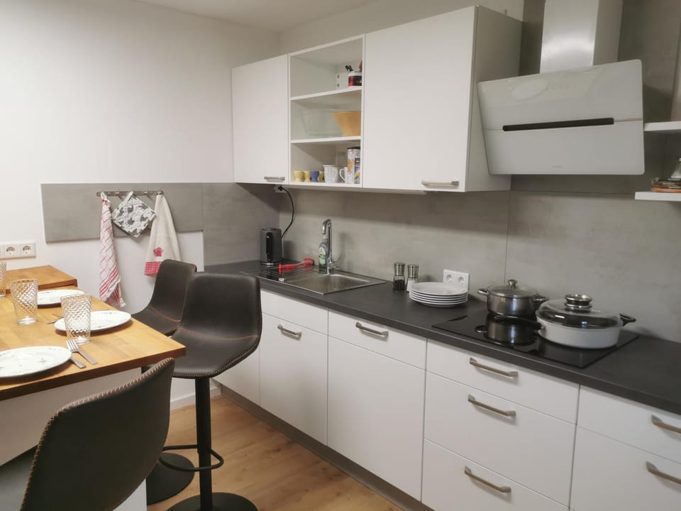 Kitchen or kitchenette, Dining area, stove