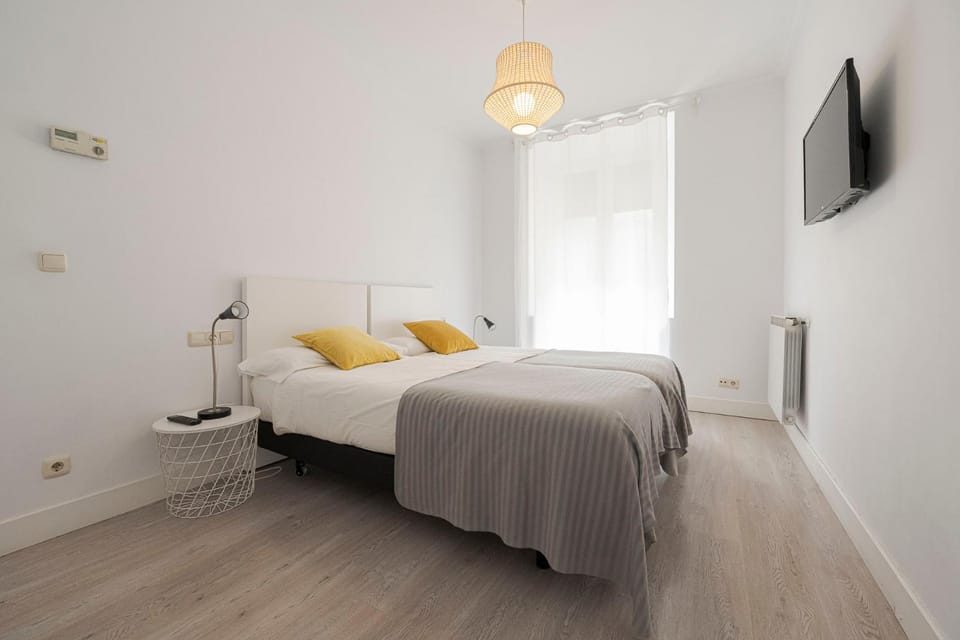 Bed, Photo of the whole room, Bedroom