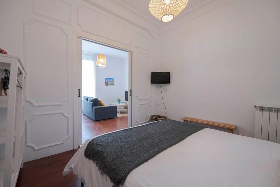 Bed, TV and multimedia, Photo of the whole room, Bedroom