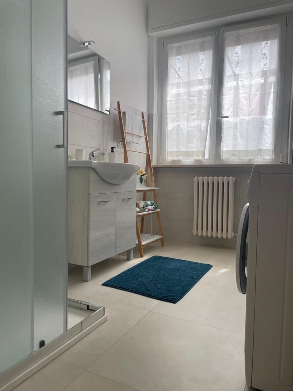 Shower, Bathroom, towels, washing machine