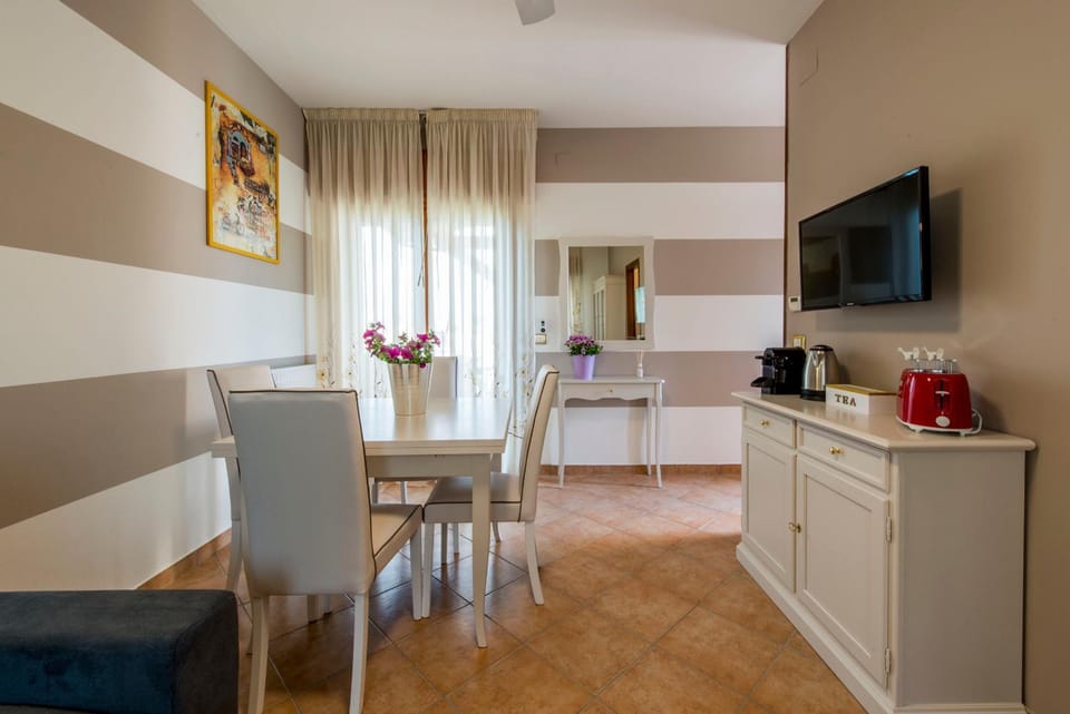 TV and multimedia, Coffee/tea facilities, Kitchen or kitchenette, Dining area